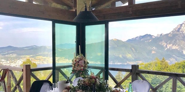 Destination-Wedding - Österreich - Der runde "Brauttisch" für das glückliche Brautpaar und ihre Liebsten...
Hier sieht man, dass die Fensterelemente beinahe zur Gänze geöffnet werden können. - Gmundnerberghaus
