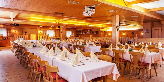 Destination-Wedding - Deutschland - großer Saal für bis zu 400 Personen, individuell bestuhlbar, mit Bühne, Tanzfläche und Bühnentechnik - Hotel Rupertihof