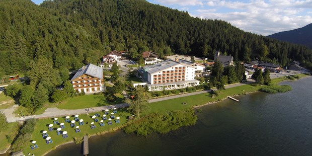Destination-Wedding - Tiroler Unterland - Aussenansicht mit Liegewiese. - Arabella Alpenhotel am Spitzingsee