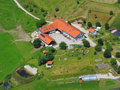 Destination-Wedding - Deutschland - Luftbild von Lamplstätt mit 35 ha um die Location - Hochzeitsstadl Lamplstätt 