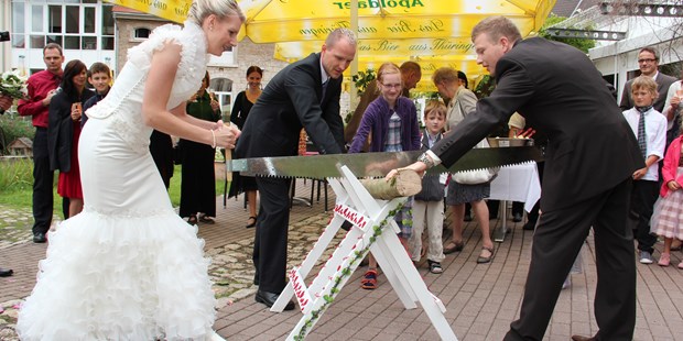 Destination-Wedding - Deutschland - Traditionelles Holzsägen auf der Hotelterrasse  - Hotel am Schloß Apolda