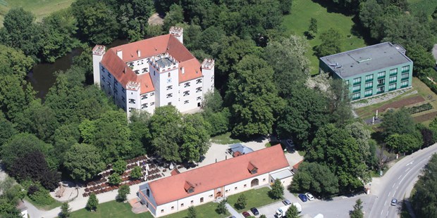 Destination-Wedding - Bayern - Luftbild Schloss Mariakirchen mit vorgelagerter Hausbrauerei und modernem Schlossparkhotel - Schloss Mariakirchen
