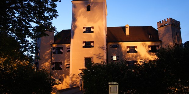 Destination-Wedding - Bayern - Schloss bei Dämmerung - Schloss Mariakirchen