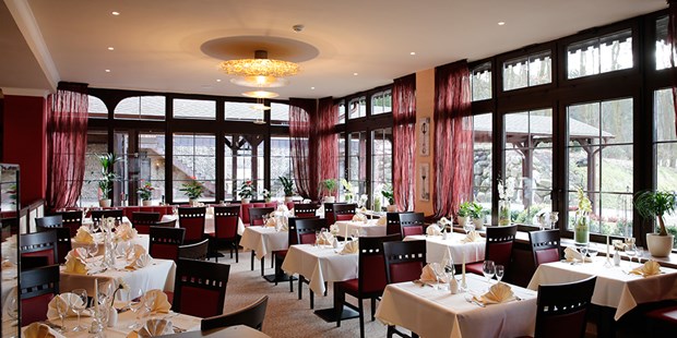 Destination-Wedding - Deutschland - Lichtdurchflutetes Restaurant "Royal" - The Lakeside Burghotel zu Strausberg