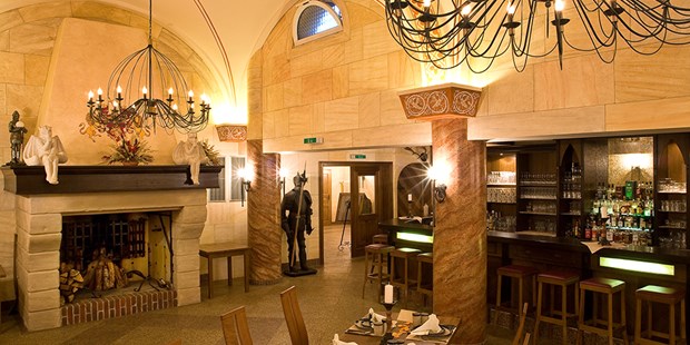 Destination-Wedding - barrierefreie Location - Der Rittersaal rustikal gedeckt - The Lakeside Burghotel zu Strausberg
