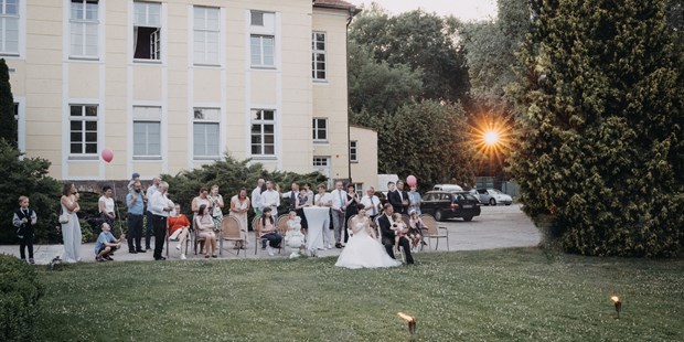 Destination-Wedding - Deutschland - Die Hochzeitsgesellschaft schaut gespannt auf die Kunststücke der Artisten. - Schloss Wulkow