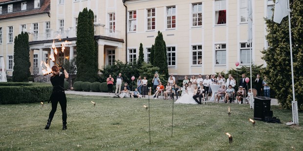 Destination-Wedding - Deutschland - Atemberaubende Showeinlagen auf Schloss Wulkow in Brandenburg. - Schloss Wulkow