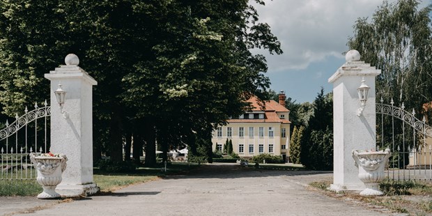 Destination-Wedding - Deutschland - Die Schlossanlage Wulkow lädt zu einer Trauung ins Freie. - Schloss Wulkow