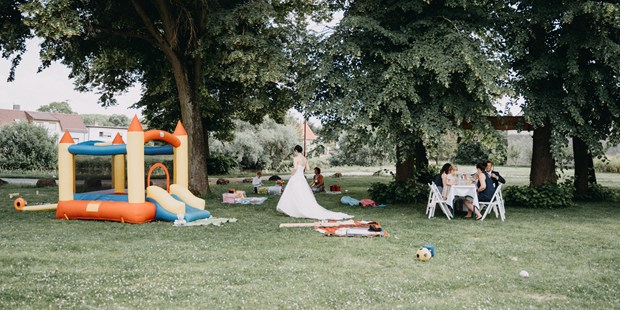 Destination-Wedding - Deutschland - Der Garten bietet zahlreiche Spielmöglichkeiten für Hochzeitsgesellschaften mit Kindern. - Schloss Wulkow