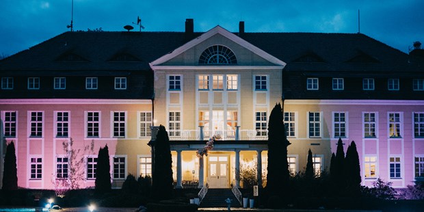 Destination-Wedding - Deutschland - Mit seiner beeindruckenden Lichtanlage ist das Schloss Wulkow auch bei Nacht ein Blickfang. - Schloss Wulkow