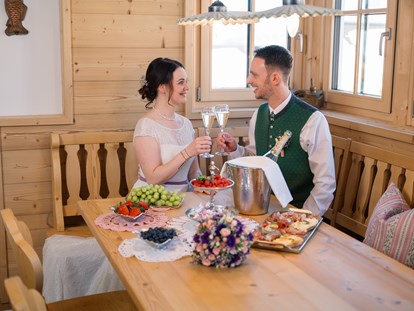 Destination-Wedding - Umgebung: am Land - Eine Traumhochzeit beginnt mit einem Sektfrühstück im Ferienhaus im Narzissendorf Zloam. - Narzissendorf Zloam