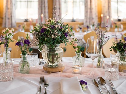 Destination-Wedding - Art der Location: Restaurant - Wiesenblumen von den Wiesen rund um das Narzissendorf Zloam sind eine wundervolle Deko für die Hochzeitstafel. - Narzissendorf Zloam