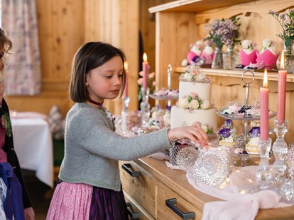 Destination-Wedding - Österreich - Auch Kinder lieben die kleinen Petit fours aus dem Wiesencafe im Narzissendorf Zloam in Grundlsee. - Narzissendorf Zloam