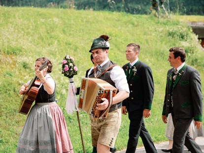 Destination-Wedding - Art der Location: Restaurant - Typische Ausseer Musik darf bei einer Hochzeit im Narzissendorf Zloam einfach nicht fehlen. - Narzissendorf Zloam