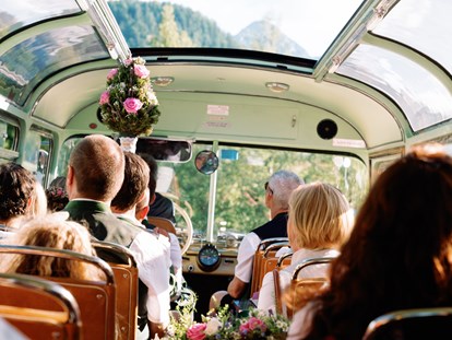 Destination-Wedding - Umgebung: am Land - Mit dem Oldtimer-Bus geht es zurück von der Trauung im Narzissen Zloam. - Narzissendorf Zloam
