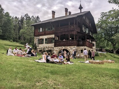 Destination-Wedding - Niederösterreich - Gemütliches Picknick bei der Hochzeit am Riegelhof. - Riegelhof - Landsitz Doderer