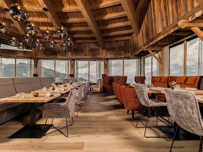 Destination-Wedding - Tiroler Unterland - Unser Panoramarestaurant bietet in der Mitte ein komplett flexibles Element welches je nach Bedarf und Anlass verändert oder herausgenomen werden kann, bspw. um eine Tanzfläche zu schaffen. - jezz AlmResort Ellmau
