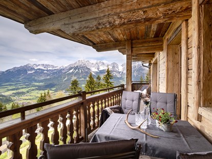 Destination-Wedding - Tiroler Unterland - Alle unsere Appartements haben direkten spektakulären Blick auf das Bergmassiv des Wilden Kaisers und das gesamte Söllandl. - jezz AlmResort Ellmau