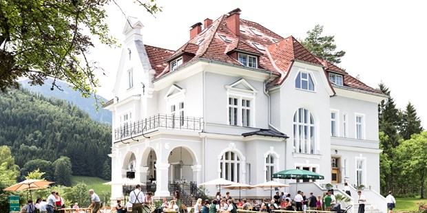 Destination-Wedding - barrierefreie Location - Die Villa Bergzauber von vorn - Villa Bergzauber