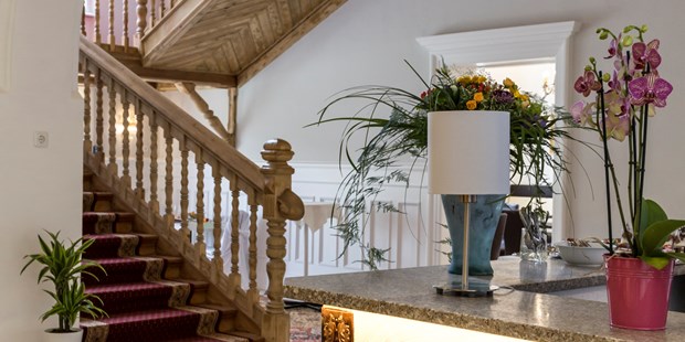 Destination-Wedding - Österreich - Unsere Lobby mit dem original Stiegenaufgang in den ersten Stock - Villa Bergzauber