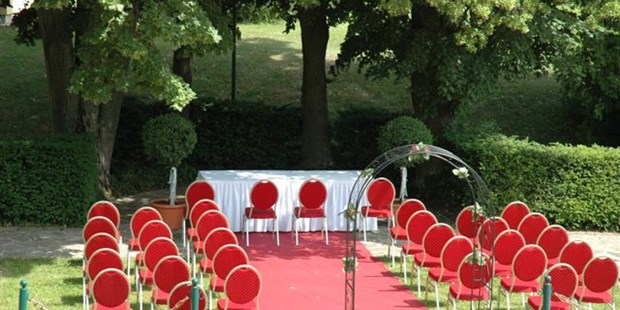 Destination-Wedding - Donauraum - Die Standesamtliche / Kirchliche Trauung ist gerne auch "unter der schattigen Linde" möglich. - Hochzeitslocation - Hotel - Eventrestaurant - Pedros