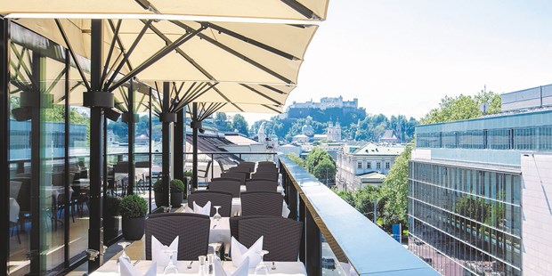 Destination-Wedding - Salzburg - Das gastronomische Erlebnis IMLAUER Sky - Bar & Restaurant bietet neben der hervorragenden Verpflegung einen traumhaften Ausblick auf die Kulisse von Salzburg. - IMLAUER HOTEL PITTER Salzburg
