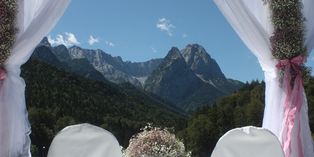Destination-Wedding - Oberbayern - Trauung unter freiem Himmel auf der Bergwiese in Garmisch-Partenkirchen - Riessersee Hotel Garmisch-Partenkirchen