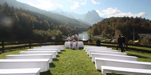 Destination-Wedding - Bayern - Trauung unter freiem Himmel auf der Bergwiese in Garmisch-Partenkirchen - Riessersee Hotel Garmisch-Partenkirchen