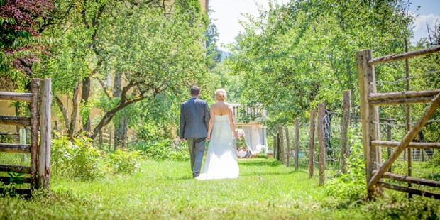 Destination-Wedding - Österreich - Hochzeits - Fotoshooting im Garten - Gut Schloss Lichtengraben  - romantisches Schloss exklusive mieten