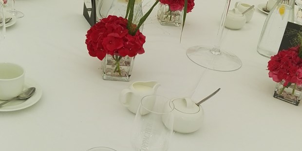 Destination-Wedding - Art der Location: Restaurant - Runde Tische zum ausleihen für unsere Terrasse - Bergwirtschaft Bieleboh Restaurant & Hotel