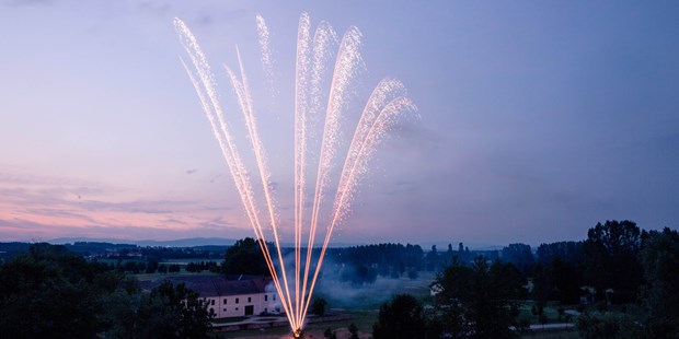 Destination-Wedding - Niederösterreich - Das Schloss Ernegg bietet die Möglichkeit ein Feuerwerk zu veranstalten. - Schloss Ernegg