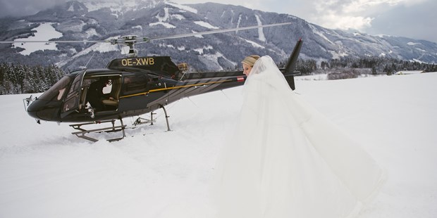 Destination-Wedding - Österreich - Braut reist im Helikopter an  - Schloss Prielau Hotel & Restaurants