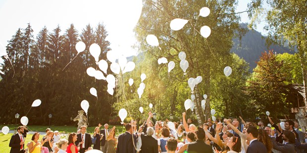 Destination-Wedding - Hunde erlaubt - Balloons fliegen lassen bringt Glück! - Schloss Prielau Hotel & Restaurants