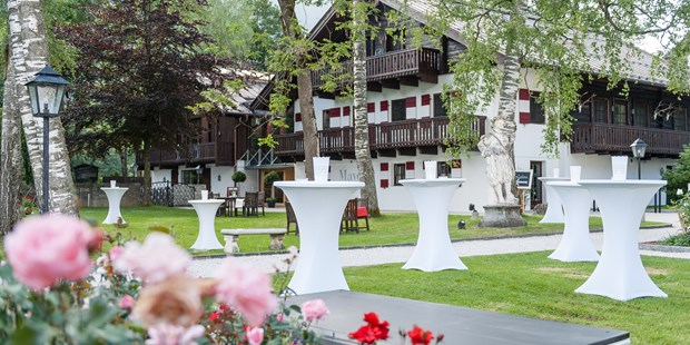 Destination-Wedding - Umgebung: am Land - Stehtische für Empfang im Schlossgarten - Schloss Prielau Hotel & Restaurants