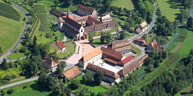 Destination-Wedding - Deutschland - Das Klosterareal von oben. 6 Hektar für Ihre Traumhochzeit - Hotel Kloster & Schloss Bronnbach