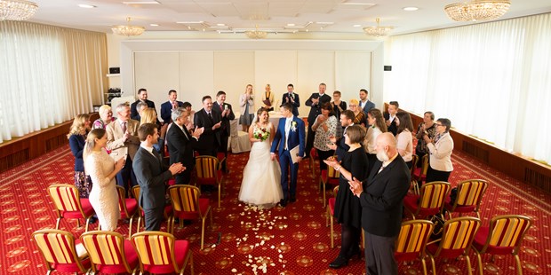 Destination-Wedding - Donauraum - Hotel Stefanie - Standesamtliche Trauung mit Gästen im Konferenzsaal - Hotel & Restaurant Stefanie Schick-Hotels Wien