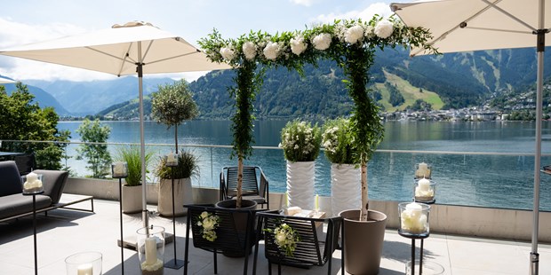 Destination-Wedding - barrierefreie Location - Für eine Trauung am Zeller See bietet das Seehotel Bellevue eine herrliche Terrasse direkt am See. - Seehotel Bellevue****s