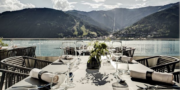 Destination-Wedding - Österreich - Die Seeterrasse SEE LA VIE des Seehotel Bellevue mit Blick auf Zell am See. - Seehotel Bellevue****s