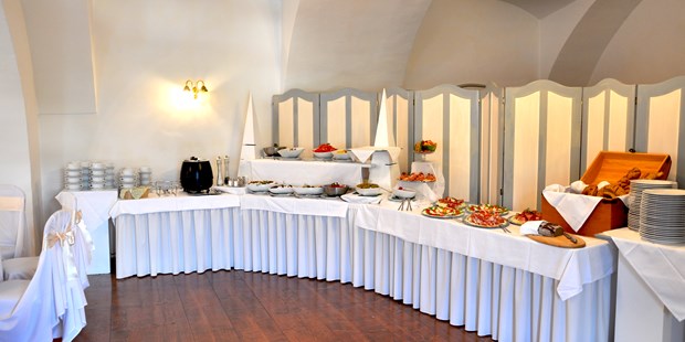 Destination-Wedding - Umgebung: am Land - Buffet im großen Saal - Schloss Gloggnitz